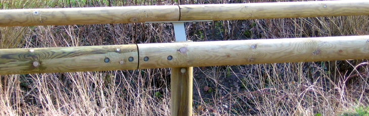 Ref 800 423: a steel powder-coated junction to connect the guardrail to the handrail